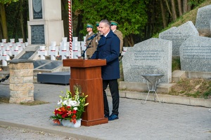 Uczestnicy uroczystych obchodów 85. rocznicy bitwy pod Wytycznem