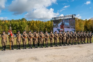 Uczestnicy uroczystych obchodów 85. rocznicy bitwy pod Wytycznem