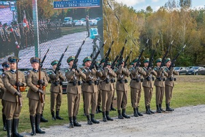 Uczestnicy uroczystych obchodów 85. rocznicy bitwy pod Wytycznem