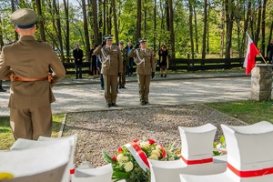 Uczestnicy uroczystych obchodów 85. rocznicy bitwy pod Wytycznem