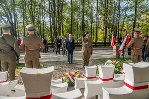 Uczestnicy uroczystych obchodów 85. rocznicy bitwy pod Wytycznem