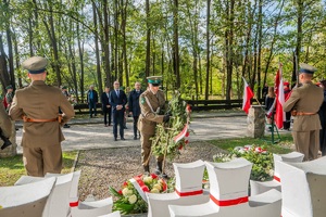 Uczestnicy uroczystych obchodów 85. rocznicy bitwy pod Wytycznem