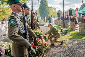 Uczestnicy uroczystych obchodów 85. rocznicy bitwy pod Wytycznem