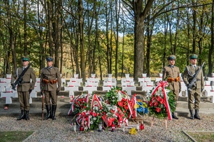 Uczestnicy uroczystych obchodów 85. rocznicy bitwy pod Wytycznem