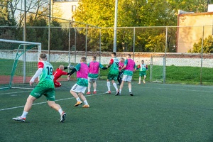 Zawodnicy rozgrywający mecz piłki nożnej