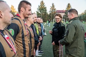 Zastępca Komendanta NOSG gratuluje zawodnikom zwycięskich drużyn