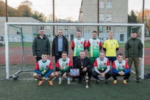 Wspólne zdjęcie zawodników jednej ze zwycięskich drużyn piłkarskich