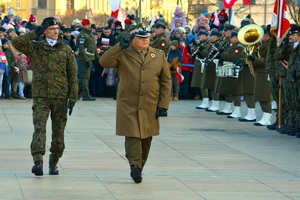 Dowódca obchodów maszeruje w kierunku pocztów sztandarowych.