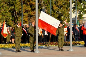 Podnoszenie flagi państwowej na maszt.