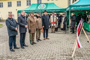 Uczestnicy uroczystości nadania imienia  Placówce SG &quot;Brygady KOP Polesie&quot; na terenie Placówki NOSG w Terespolu.