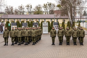 Nowo przyjęci funkcjonariusze SG oraz kadra kierownicza NOSG, podczas uroczystości ślubowania na terenie komendy oddziału Nadbużańskiego Oddziału Straży Granicznej.