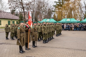 Nowo przyjęci funkcjonariusze SG oraz kadra kierownicza NOSG, podczas uroczystości ślubowania na terenie komendy oddziału Nadbużańskiego Oddziału Straży Granicznej.