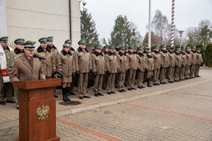 Nowo przyjęci funkcjonariusze SG oraz kadra kierownicza NOSG, podczas uroczystości ślubowania na terenie komendy oddziału Nadbużańskiego Oddziału Straży Granicznej.