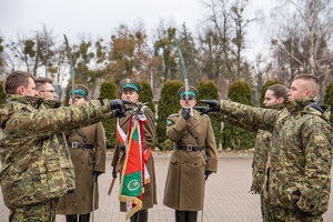 Nowo przyjęci funkcjonariusze SG oraz kadra kierownicza NOSG, podczas uroczystości ślubowania na terenie komendy oddziału Nadbużańskiego Oddziału Straży Granicznej.