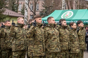 Nowo przyjęci funkcjonariusze SG oraz kadra kierownicza NOSG, podczas uroczystości ślubowania na terenie komendy oddziału Nadbużańskiego Oddziału Straży Granicznej.