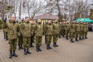 Nowo przyjęci funkcjonariusze SG oraz kadra kierownicza NOSG, podczas uroczystości ślubowania na terenie komendy oddziału Nadbużańskiego Oddziału Straży Granicznej.