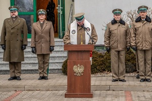 Nowo przyjęci funkcjonariusze SG oraz kadra kierownicza NOSG, podczas uroczystości ślubowania na terenie komendy oddziału Nadbużańskiego Oddziału Straży Granicznej.