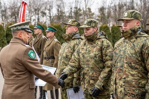 Nowo przyjęci funkcjonariusze SG oraz kadra kierownicza NOSG, podczas uroczystości ślubowania na terenie komendy oddziału Nadbużańskiego Oddziału Straży Granicznej.