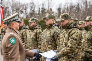 Nowo przyjęci funkcjonariusze SG oraz kadra kierownicza NOSG, podczas uroczystości ślubowania na terenie komendy oddziału Nadbużańskiego Oddziału Straży Granicznej.