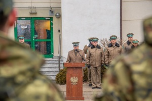 Nowo przyjęci funkcjonariusze SG oraz kadra kierownicza NOSG, podczas uroczystości ślubowania na terenie komendy oddziału Nadbużańskiego Oddziału Straży Granicznej.