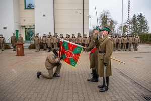 Nowo przyjęci funkcjonariusze SG oraz kadra kierownicza NOSG, podczas uroczystości ślubowania na terenie komendy oddziału Nadbużańskiego Oddziału Straży Granicznej.