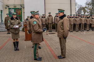 Nowo przyjęci funkcjonariusze SG oraz kadra kierownicza NOSG, podczas uroczystości ślubowania na terenie komendy oddziału Nadbużańskiego Oddziału Straży Granicznej.