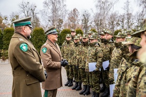 Nowo przyjęci funkcjonariusze SG oraz kadra kierownicza NOSG, podczas uroczystości ślubowania na terenie komendy oddziału Nadbużańskiego Oddziału Straży Granicznej.