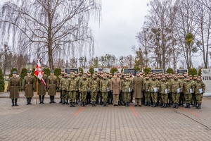 Nowo przyjęci funkcjonariusze SG oraz kadra kierownicza NOSG, podczas uroczystości ślubowania na terenie komendy oddziału Nadbużańskiego Oddziału Straży Granicznej.