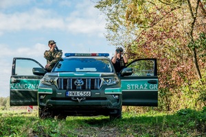 Funkcjonariusze SG podczas służby w pojeździe terenowym