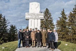 Wspólne zdjęcie pod pomnikiem "Akcji Burza"