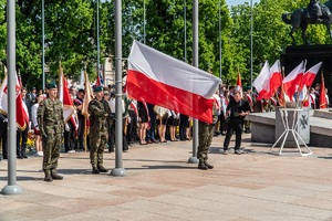 Wciągnięcie flagi państwowej podczas obchodów 234. rocznicy uchwalenia Konstytucji 3 Maja w Lublinie
