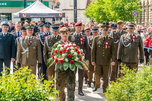 Złożenie wieńców przez przedstawicieli służb mundurowych podczas wojewódzkich obchodów 234. rocznicy uchwalenia Konstytucji 3 Maja w Lublinie