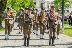 Uroczysta defilada podczas wojewódzkich obchodów 234. rocznicy uchwalenia Konstytucji 3 Maja w Lublinie