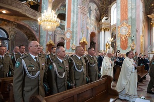 Uczestnicy uroczystości 34. rocznicy powstania Nadbużańskiego Oddziału Straży Granicznej podczas Mszy Świętej w Archikatedrze Lubelskiej