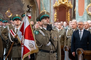 Uczestnicy uroczystości 34. rocznicy powstania Nadbużańskiego Oddziału Straży Granicznej podczas Mszy Świętej w Archikatedrze Lubelskiej