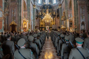 Uczestnicy uroczystości 34. rocznicy powstania Nadbużańskiego Oddziału Straży Granicznej podczas Mszy Świętej w Archikatedrze Lubelskiej