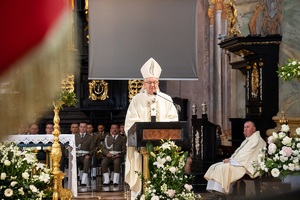 Uczestnicy uroczystości 34. rocznicy powstania Nadbużańskiego Oddziału Straży Granicznej podczas Mszy Świętej w Archikatedrze Lubelskiej
