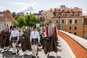 Przemarsz ulicami Lublina uczestników uroczystości 34. rocznicy powstania Nadbużańskiego Oddziału Straży Granicznej