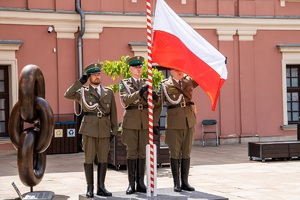 Podniesienie flagi państwowej podczas uroczystości 34. rocznicy powstania Nadbużańskiego Oddziału Straży Granicznej