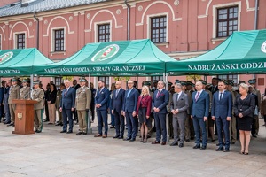Uczestnicy uroczystości 34. rocznicy powstania Nadbużańskiego Oddziału Straży Granicznej podczas apelu na Lubelskim Zamku