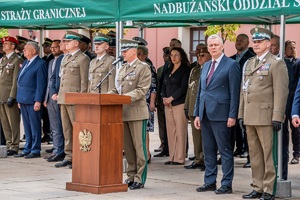 Uczestnicy uroczystości 34. rocznicy powstania Nadbużańskiego Oddziału Straży Granicznej podczas apelu na Lubelskim Zamku