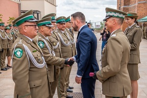 Wręczenie odznaczeń i awansów podczas uroczystości 34. rocznicy powstania Nadbużańskiego Oddziału Straży Granicznej podczas apelu na Lubelskim Zamku