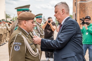 Wręczenie odznaczeń i awansów podczas uroczystości 34. rocznicy powstania Nadbużańskiego Oddziału Straży Granicznej podczas apelu na Lubelskim Zamku
