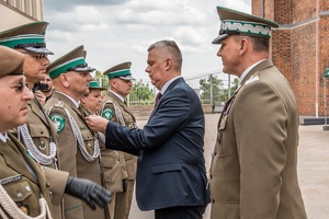 Wręczenie odznaczeń i awansów podczas uroczystości 34. rocznicy powstania Nadbużańskiego Oddziału Straży Granicznej podczas apelu na Lubelskim Zamku