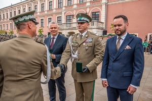 Wręczenie odznaczeń i awansów podczas uroczystości 34. rocznicy powstania Nadbużańskiego Oddziału Straży Granicznej podczas apelu na Lubelskim Zamku