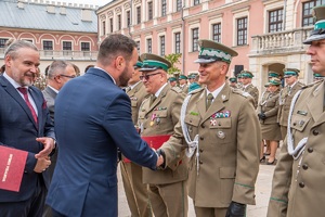 Wręczenie odznaczeń i awansów podczas uroczystości 34. rocznicy powstania Nadbużańskiego Oddziału Straży Granicznej podczas apelu na Lubelskim Zamku