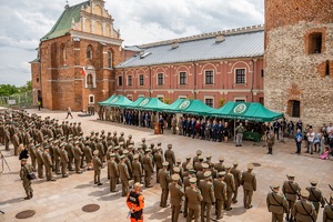 Uczestnicy uroczystości obchodów 34. rocznicy powstania Nadbużańskiego Oddziału Straży Granicznej