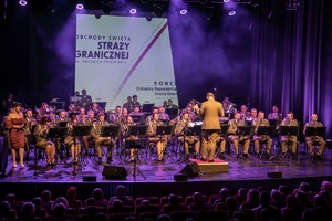 Artyści Orkiestry Reprezentacyjnej Straży Granicznej podczas koncertu z okazji 34. rocznicy powołania Nadbużańskiego Oddziału SG