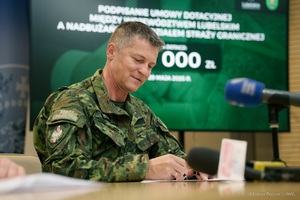 Komendant Nadbużańskiego Oddziału SG podczas podpisania umowy dotacyjnej