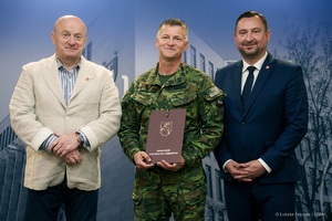 Władze Lubelskiego Urzędu Marszałkowskiego oraz Komendant Nadbużańskiego Oddziału SG podczas podpisania umowy dotacyjnej